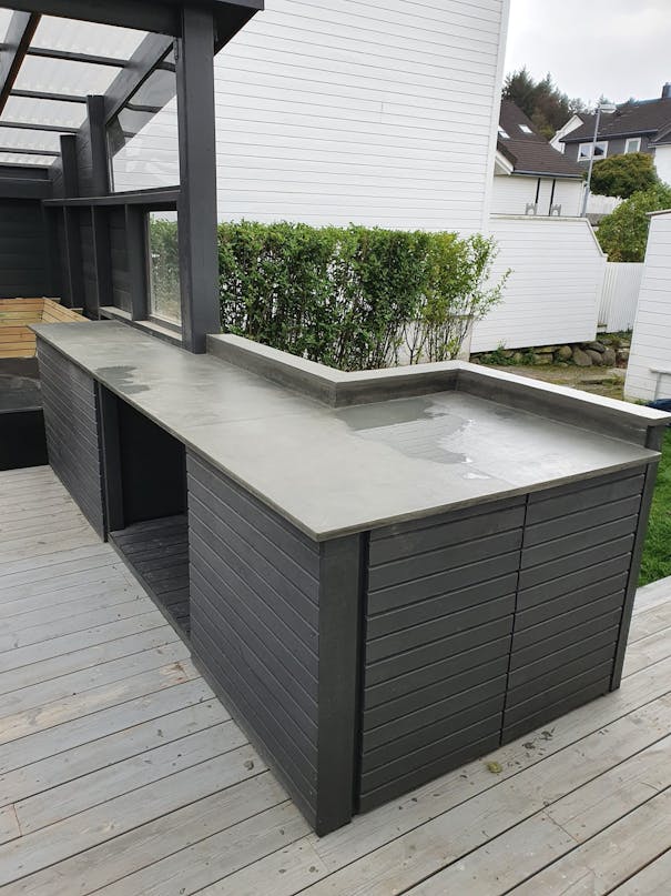 Havestue med sofa og udekøkken